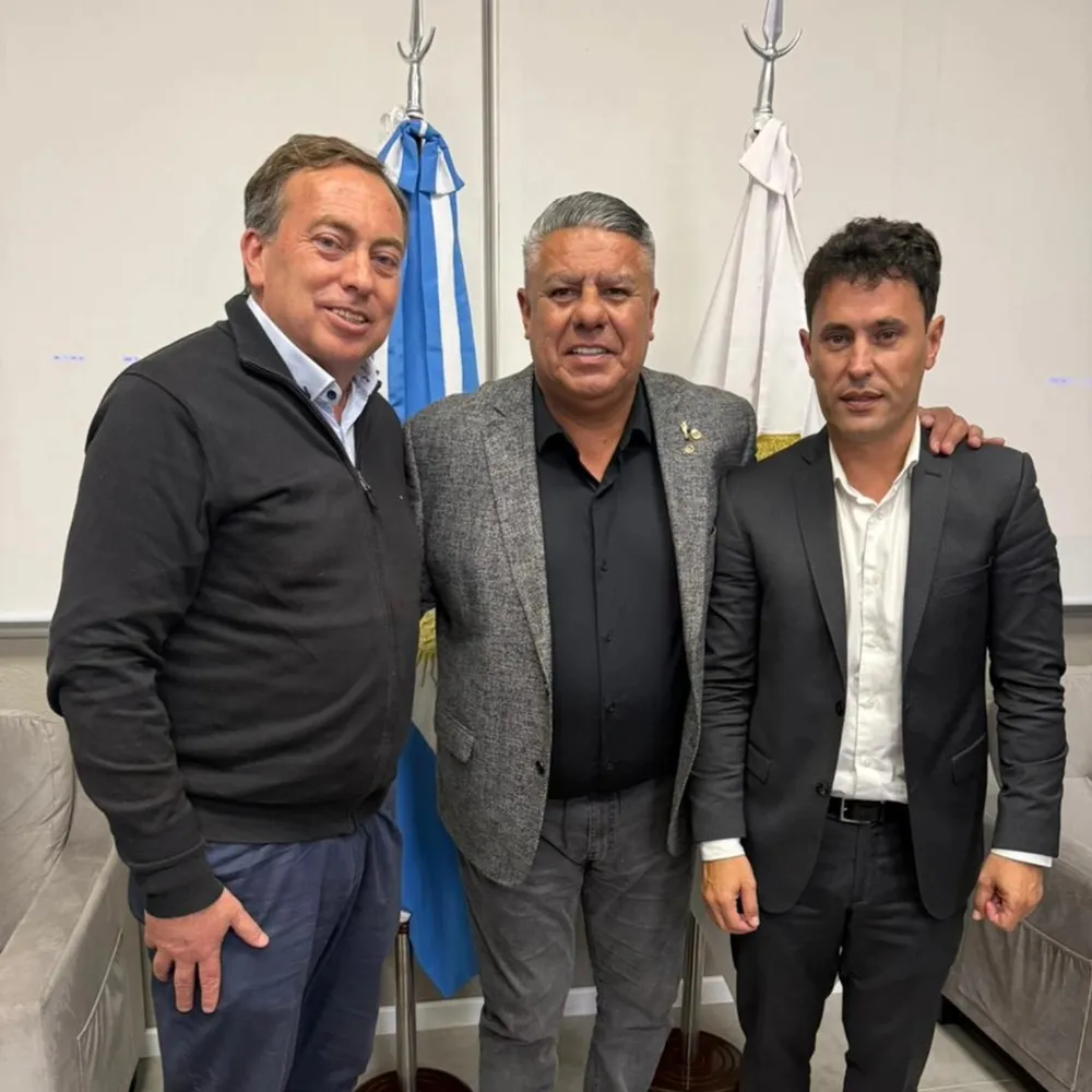 Jorge Chica le llevó una imagen de la Difunta Correa a Chiqui Tapia para que acompañe a la Selección